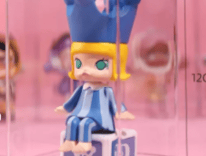 Acrylic Transparent Dustproof Mini Toy Display Box 7.5*12cm